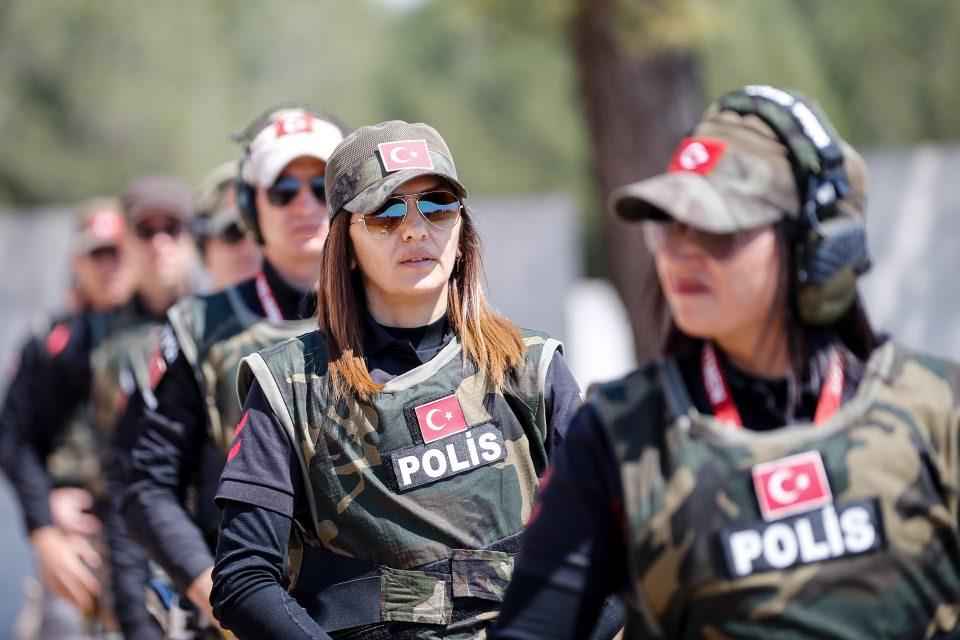 <p>Silahlara göre hedeflerin mesafesinin değiştiğine işaret eden Aydın, "Disiplinli, özverili, gecesini gündüzüne katarak her türlü şartta çalışan muhteşem bir ekibimiz var. Hedefimiz, kendimizi sürekli geliştirip meslektaşlarımıza silah kullanımı konusunda en iyi şekilde eğitim vermek." diye konuştu.</p>

<p> </p>
