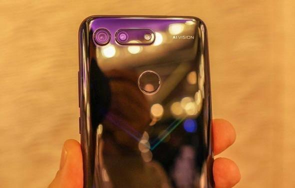 <p><strong>Huawei Honor V20: </strong></p>
<p>Telefonun arka tarafında yer alan 48 Megapiksel çözünürlüğündeki kameraya ToF 3D sensör eşlik ediyor. Ön tarafta ise 25 Megapiksel çözünürlüğünde kamera var. (AnTuTu puanı: 306306)</p>