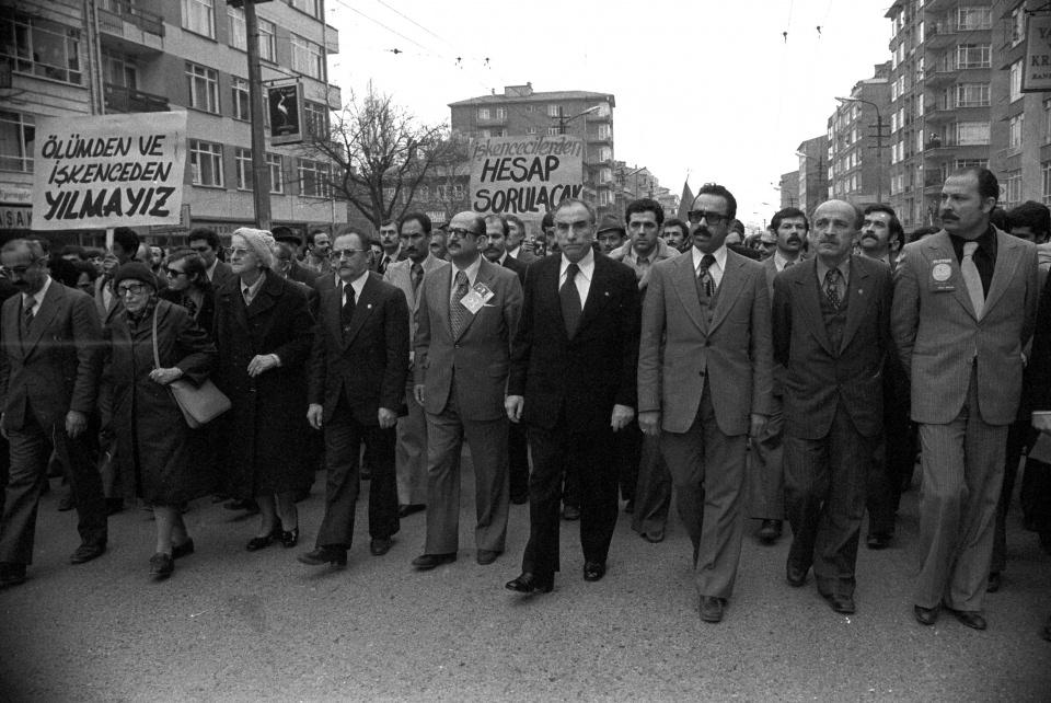 <p>MHP genel Başkanı Türkeş, partisince 7 Mayıs 1978'de düzenlenen yürüyüşe Cengiz Gökçek (sağda), Turan Kocal (sağ 2), Sadi Somuncuoğlu (sağ 3), Gün Sazak (sağ 5) ile birlikte katıldı.</p>
