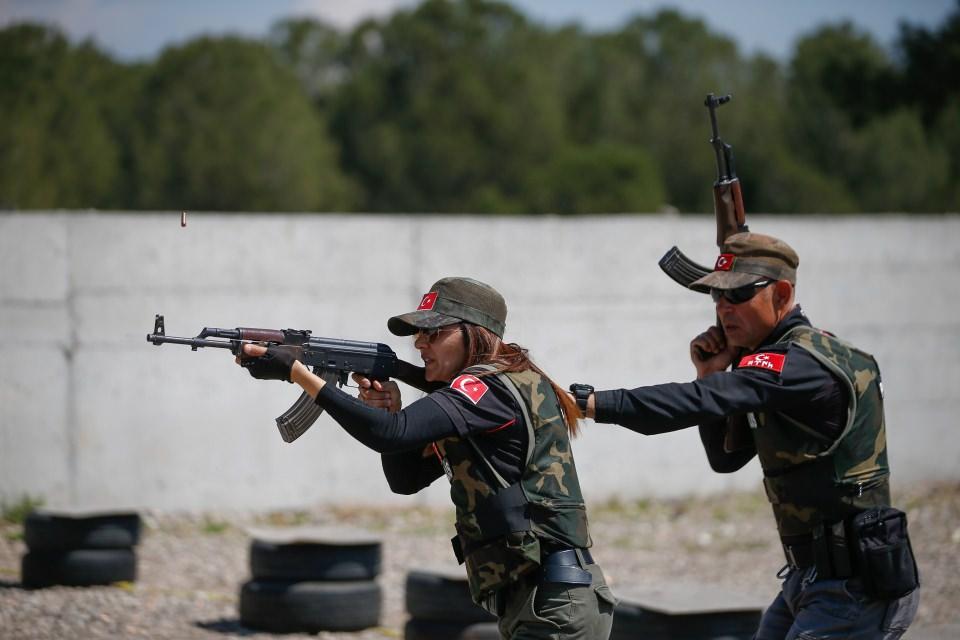 <p><strong>"Vatanın her yeri bizim için önemli"</strong></p>
<p>Antalya Emniyeti Eğitim Şube Müdürü Suat Esin, poligonda yılda 8 bin 500 personele eğitim verdiklerini, ana hedeflerinin personelin kabiliyetini en üst seviyeye çıkarmak olduğunu söyledi.</p>