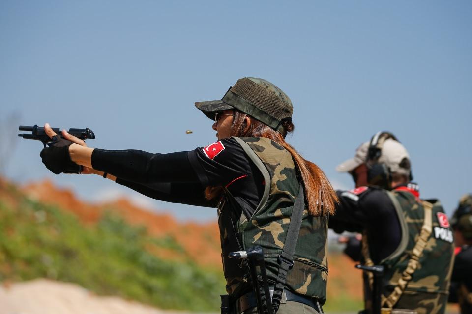 <p><strong> "Yaptığımız görev çok kutsal"</strong></p>

<p>Özverili çalışmaları dolayısıyla Antalya Valiliğince de takdir belgesiyle ödüllendirilen atış ekibinin göz bebeği olan ve ünlü aktör Keanu Reeves'in hayat verdiği aksiyon filmi "John Wick" karakterine benzetilen polis memuru Osman Demirtaşlar, AA muhabirine yaptığı açıklamada, 17 yıldır teşkilatta görevini en iyi şekilde yapmaya çalıştığını söyledi.</p>
