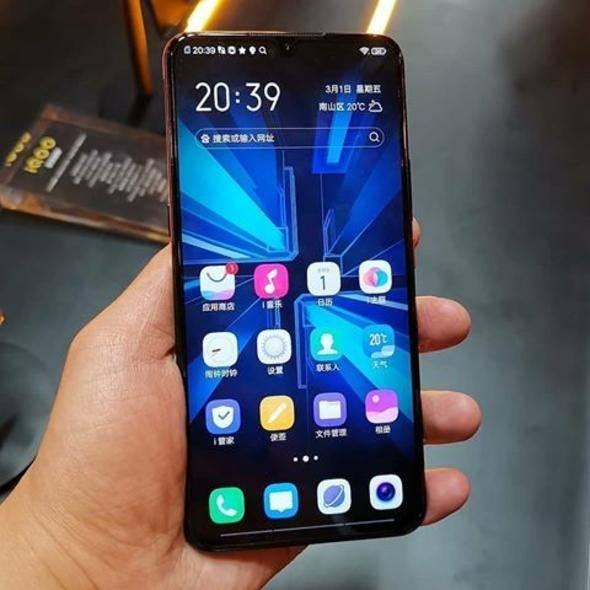 <p><strong>Vivo iQ00: </strong></p>

<p>6.41 inçlik 1080 x 2340 piksel çözünürlük sunan bir ekranın yer aldığı vivo iQOO büyük abisi ile benzer şekilde Snapdragon 855 ‘den güç alıyor. (AnTuTu puanı: 356510)</p>
