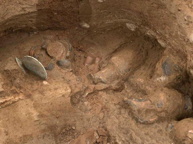 <p>Mühür yüzüğünün üzerinde bulunan suretin nelerin ortaya çıkmasını sağlayacağı merak konusu oldu. Araştırmacılar şimdi de iskeletin tamamına ulaşmaya çalışıyor. Dünyanın konuştuğu keşif sayesinde Etrükslerin cenaze töreni ile ilgili ipuçları da bulunabileceği düşünülüyor.</p>