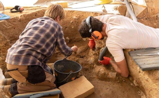 <p>15 seramik vazonun Etrüsk döneminden kalmış gibi göründüğünü vurgulayarak şu ifadeleri kullandı:</p>