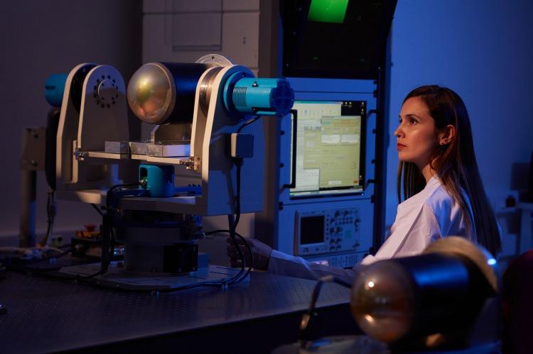 <p><strong>- Gelinen nokta IDEF'te sergilenecek</strong></p>

<p>Uzun dalgaboyu bant aralığında g&ouml;r&uuml;nt&uuml;leme yapabilen mikrobolometre tipi soğutmasız dedekt&ouml;rlerin Ar-Ge &ccedil;alışmaları da ASELSAN b&uuml;nyesinde tamamen milli imkanlarla ger&ccedil;ekleştiriliyor. Silikon tabanlı &uuml;retim teknolojisinin sağladığı avantajlar ile soğutucu birimine ihtiya&ccedil; duymaması gibi nedenlerden dolayı mikrobolometre dedekt&ouml;rler pek &ccedil;ok sistemde geniş bir kullanım alanı buluyor.</p>
