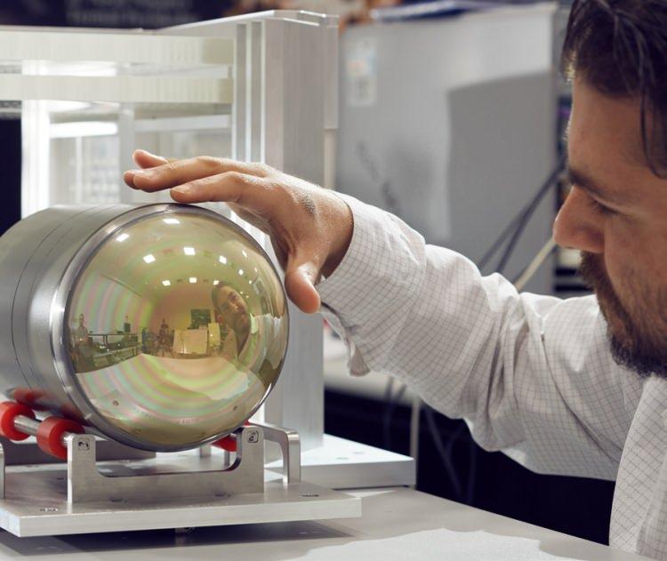 <p>ASELSAN tarafından kurulan mikrobolometre kızıl&ouml;tesi dedekt&ouml;r &uuml;retim tesisinde, 17 mikrometre piksel adımlı ve 640x480 formatlı mikrobolometre dedekt&ouml;rlerin ilk prototipleri başarılı şekilde &uuml;retildi. Milli imkanlarla geliştirilen dedekt&ouml;rlerin yakın gelecekte ASELSAN sistemlerinde kullanılmaya başlanmasıyla savunma sanayisi a&ccedil;ısından kritik &ouml;neme sahip bir teknoloji &uuml;lkeye kazandırılmış olacak.&nbsp;</p>

<p>ASELSAN, kızıl&ouml;tesi dedekt&ouml;rlerin millileştirilmesi noktasında geldiği aşamayı, 30 Nisan-3 Mayıs tarihleri arasında ger&ccedil;ekleştirilecek 14'&uuml;nc&uuml; Uluslararası Savunma Sanayii Fuarı'nda (IDEF'19) sergileyecek.</p>
