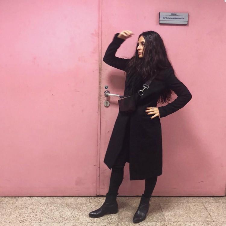<p>1986 doğumlu olan Yasemin Yürük, BKM Mutfak'ta aldığı tiyatro eğitiminin ardından oyunculuğa devam etti ve bir internet dizisinde rol aldı. Yürük şimdilerde spor eğitmenliği yapıyor.</p>