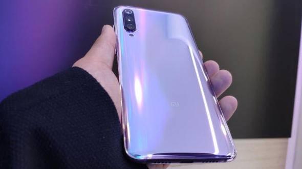 <p><strong>Xiaomi Mi 9: </strong></p>

<p>Tercih edilen modele göre cihaz 6 GB / 8 GB RAM ve 64 GB / 128 GB dahili depolama alanı ile geliyor. Çin'de satışa sunulduğu gün saniyeler içinde yok sattı. (AnTuTu puanı: 371878)</p>
