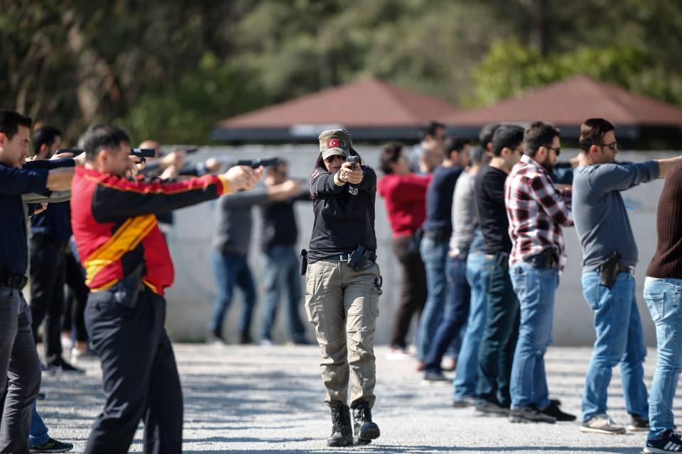<p>Antalya Emniyet Müdürlüğü Atış Poligonu'ndaki 2'si kadın 8 kişilik ekip, eğittikleri meslektaşlarının hızlı ve tam isabetle silah kullanabilmesi için özverili çalışıyor.</p>