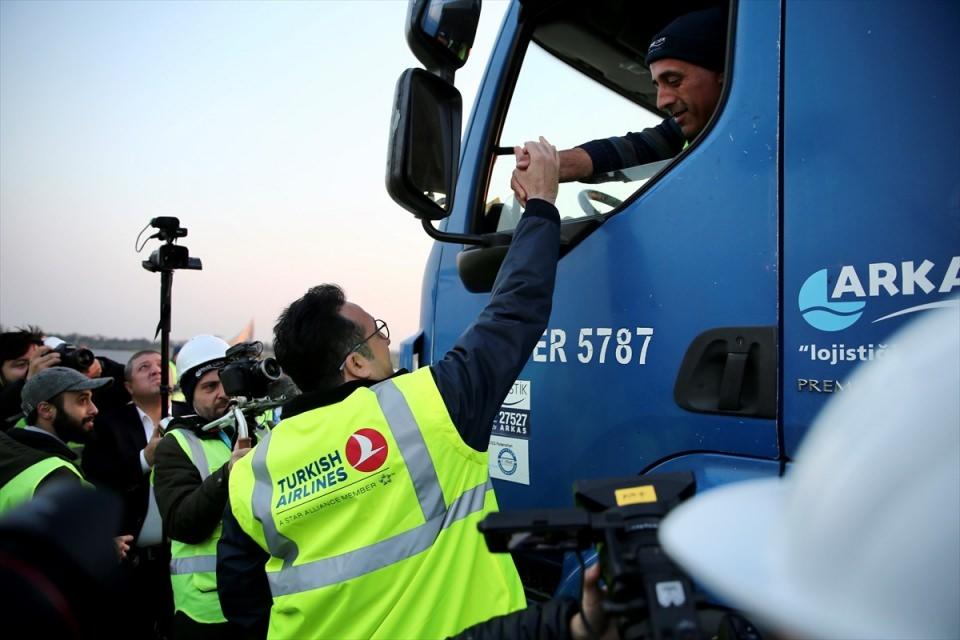 <p>Operasyonun planlandığı şekilde devamına yönelik, Atatürk Havalimanı ve İstanbul Havalimanı tüm tarifeli yolcu uçuşlarına kapatıldı. Atatürk Havalimanı’ndan yolcu taşıyan son uçak, İstanbul – Singapuruçuşunu gerçekleştirmek üzere saat 02:00’da Atatürk Havalimanı’ndan havalandı.</p>
<p> </p>