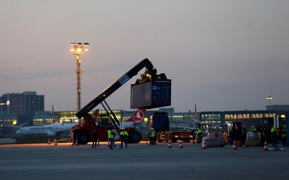 <p>Türk Hava Yolları Basın Müşaviri Yahya Üstün, Atatürk Havalimanı'ndan İstanbul Havalimanı'na "Büyük Göç" olarak adlandırılan tarihi taşınma işlemiyle ilgili olarak sosyal medya hesabından, "Taşıma operasyonun %94 ü (896 tır seferi) sabah 8 itibarıyla tamamlandı." açıklamasını yaptı.</p>

<p> </p>
