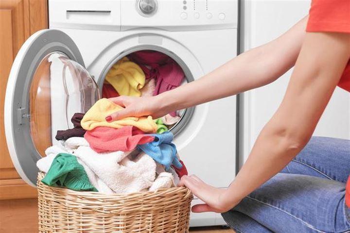 <p>Deneyenlerin fazlasıyla olumlu geri bildirimlerde bulunduğu yöntem ise aslında çok basit: Çamaşır makinenizi soğuk yıkamaya programlayıp, deterjan veya kapsülü her zamanki gibi ekledikten sonra son olarak çamaşırların içine bir çay kaşığı toz karabiber ekleyin.</p>

<p> </p>
