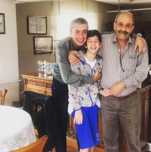 <p>Erkan Petekkaya ve oğlu. Sanatçı oğluyla beraber en son, Altın Kelebek Ödülleri'nde görülmüştü.</p>
