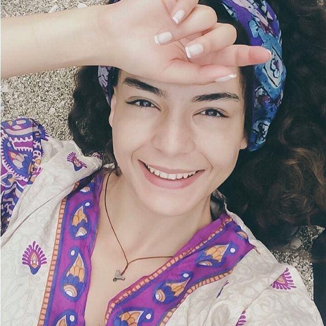 <p>Reyyan isimli bir kızı canlandıran Şahin, Hazar ve Zehra Şadoğlu'nun büyük kızıdır.Masum, saf ve temiz bir genç kızdır. Ailesine ve etrafındaki herkese sevgiyle bağlıdır. Ancak annesinden babasından, kardeşinden gördüğü sevgiyi, dedesi Nasuh Şadoğlu'ndan asla görememiştir.</p>