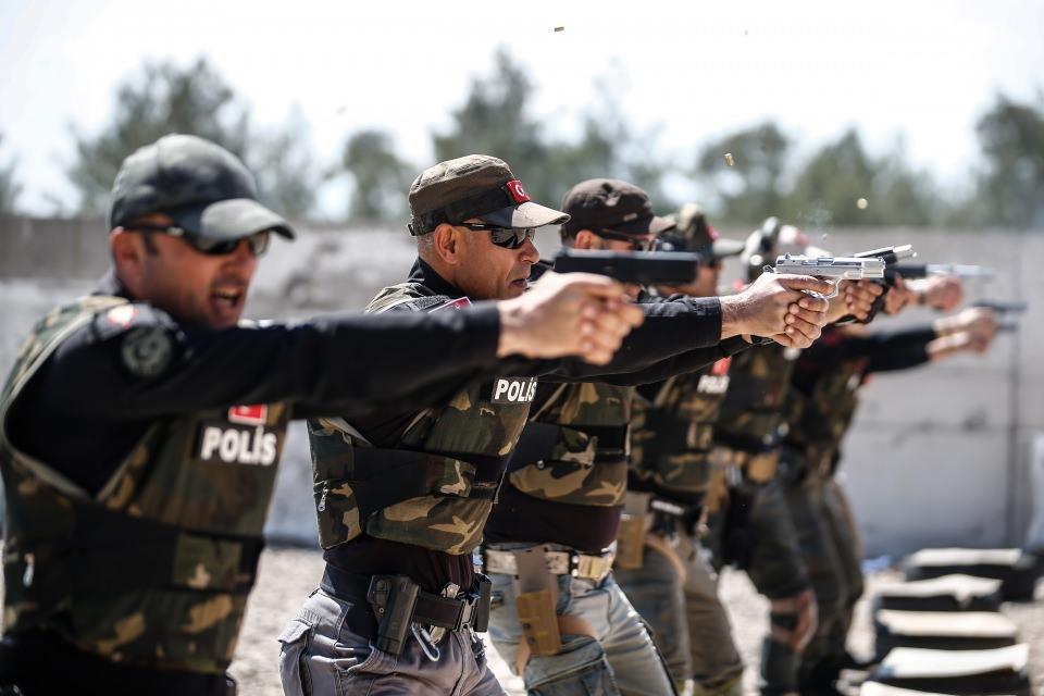 <p>Kadın polislerden Özen Okumuş da vatana en iyi şekilde hizmet için 18 yıldır polislik mesleğini icra ettiğini dile getirerek, "Poligona geldikten sonra silahımı daha çok sevdim. Meslektaşlarımızın silah konusunda gelişmesi için eğitim veriyoruz." dedi.</p>