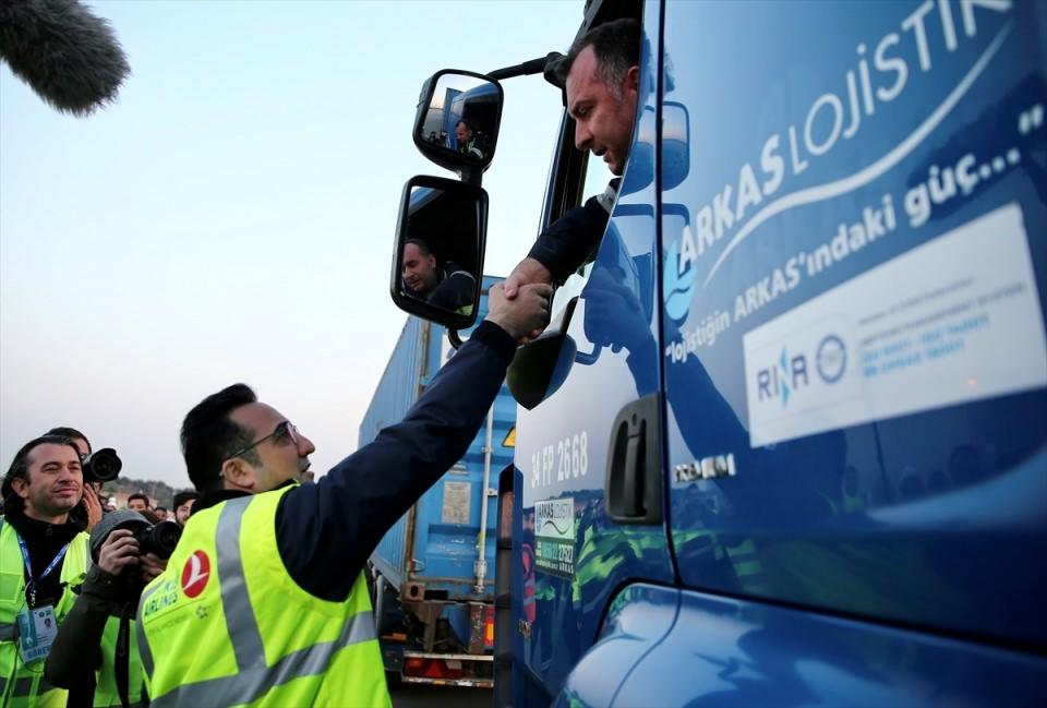 <p>Hava Yolları uçuşu olacak. Devamındaki süreçte İstanbul Havalimanı’ndan icra edilecek uçuşlar belirli bir plan çerçevesinde kademeli olarak artırılacak.</p>