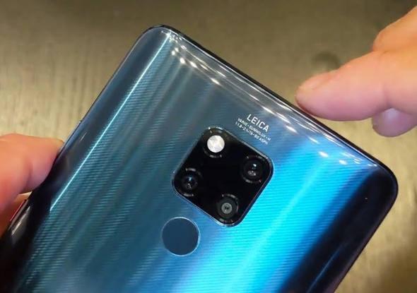 <p><strong>Huawei Mate 20 X: </strong></p>
<p>Huawei Mate 20 X‘in 7.2 inç büyüklüğündeki devasa OLED ekranı 1080×2244 piksel çözünürlük sunuyor.</p>
