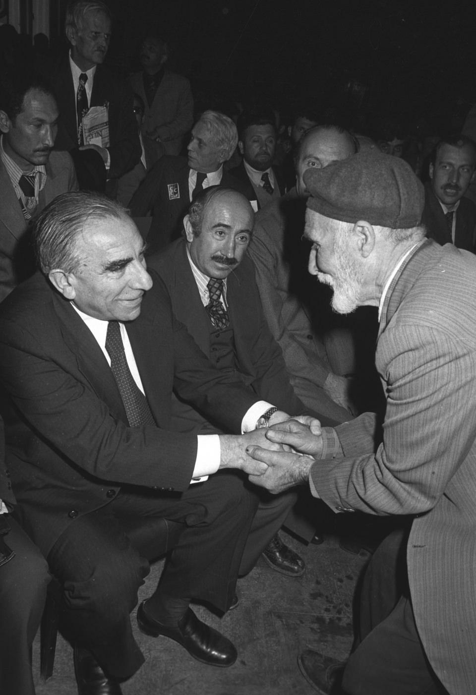 <p>MHP Genel Başkanı Türkeş (solda), 14 Nisan 1979'da Tokat'ta yurttaşlarla görüştü.</p>
