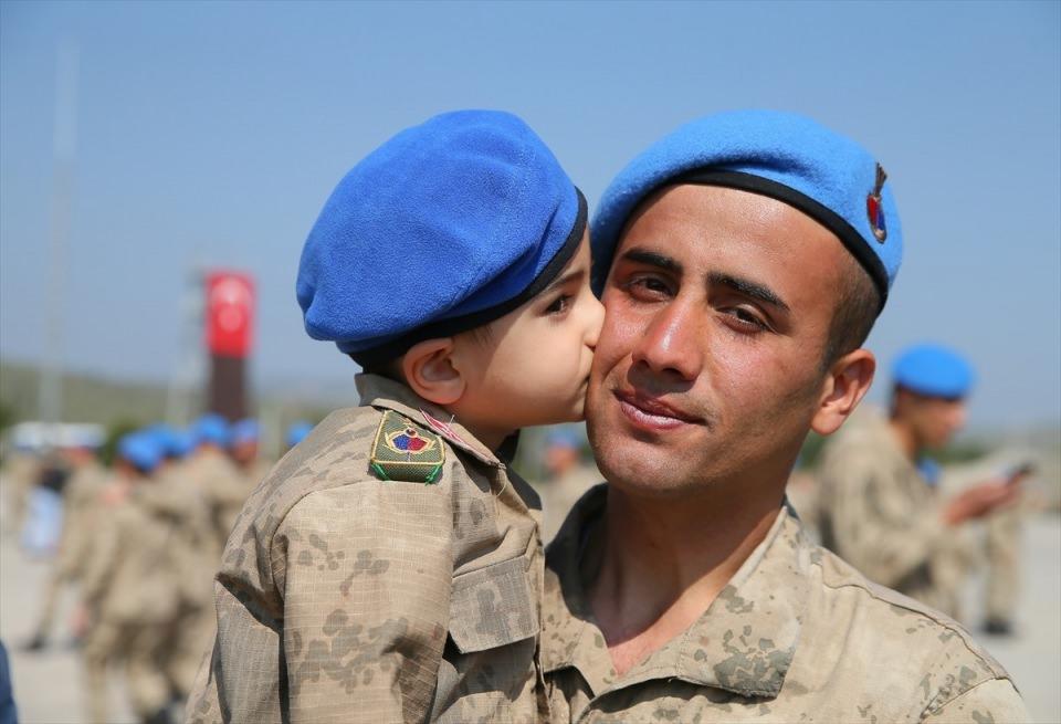 <p>Kursiyerler adına Jandarma Uzman Çavuş Onur Atsatan'ın teşekkür konuşmasının ardından yaş kütüğüne plaket çakıldı, dereceye giren kursiyerlere kurs belgesi ve hediyeleri verildi.</p>