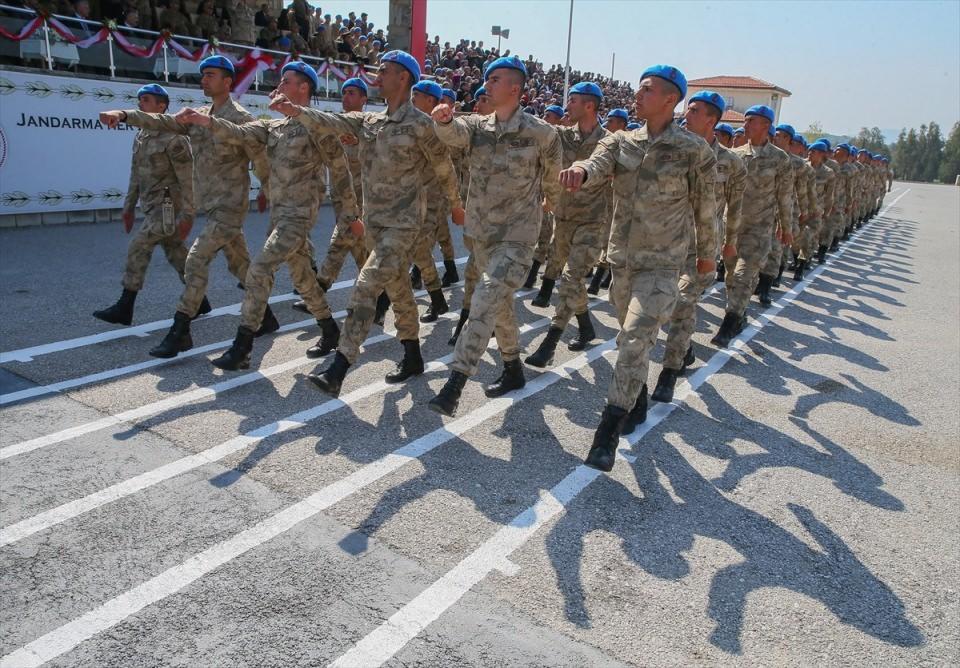 <p><strong>"Çözülme başladı"</strong><br />
<br />
Vatana güzel evlatlar yetiştiren fedakar ailelere de teşekkür ettiğini dile getiren Çetin, terörle mücadelenin, son terörist etkisiz hale getirilinceye kadar kesintisiz operasyon mantığıyla gece-gündüz, yaz-kış demeden devam ettiğini dile getirdi.</p>
