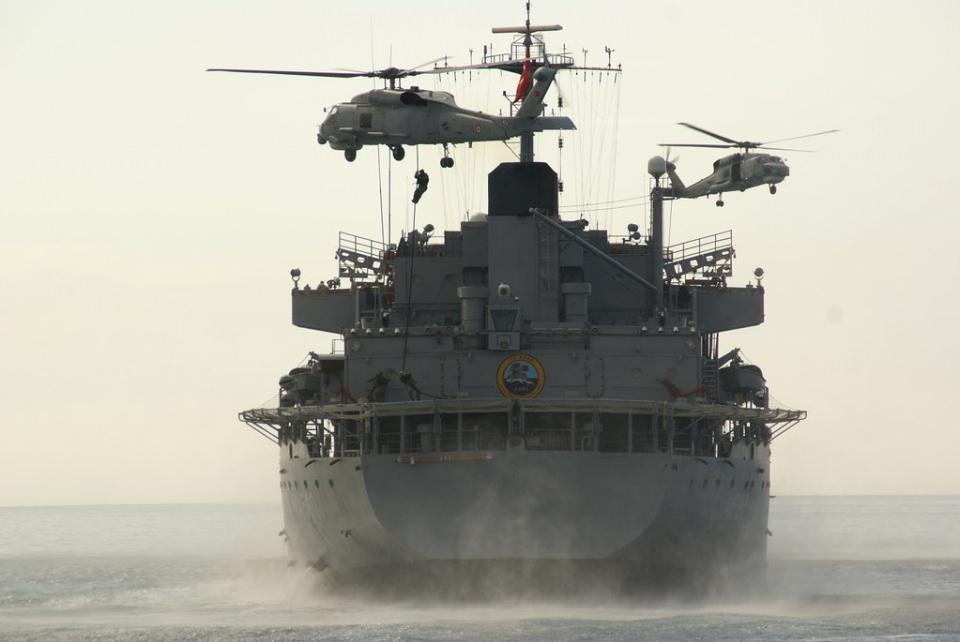 <p><strong>İŞTE ÜLKELERİN DONANMA GÜÇLERİ</strong></p>

<p>Üç tarafı denizle çevrili Türkiye'nin donanma gücü de dünyada sayılı. Global Firepower ülkelerin deniz kuvvetlerindeki gemi sayılarını sıraladı. Listede kara ordusu güçlü olmasa da deniz gücüyle ön planda olan sürpriz ülkeler de var. İşte aralarında Türkiye'nin de olduğu liste...</p>
