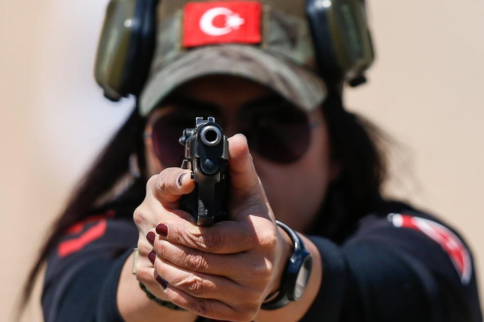 <p>Meslektaşlarına silahı hızlı ve etkili kullanma becerisi kazandırmak, tam isabetli atış yapmalarını sağlamak için yoğun çaba harcayan ekip, Polis Akademisi Başkanlığının her yıl yayımladığı genelgeye göre beylik tabancaları ve uzun namlulu silahlarla teknik ve taktik atış eğitimleri veriyor.</p>
<p> </p>