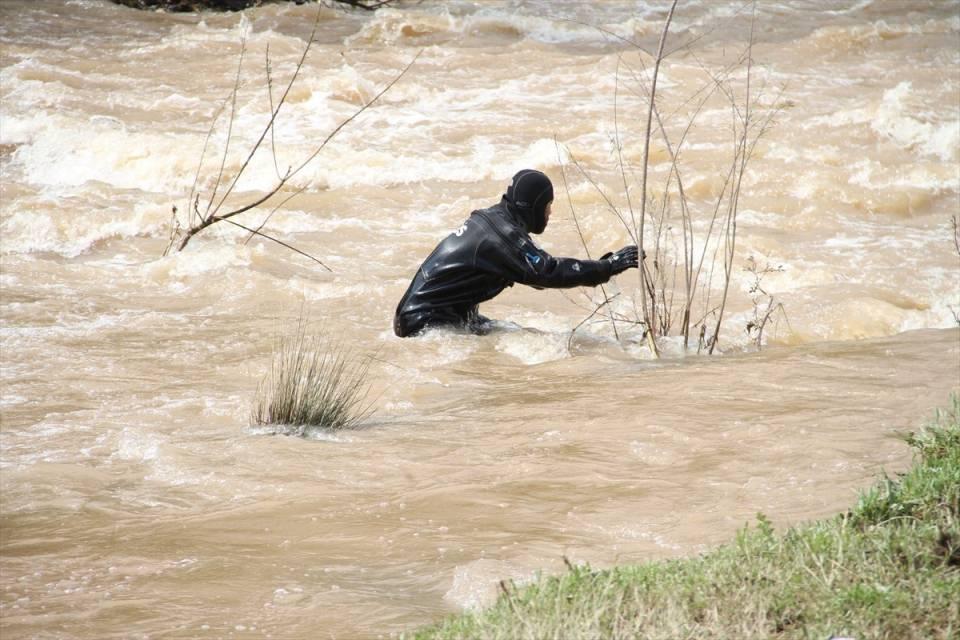 <p>Ekipler, Fırat Nehri'nde suyun derin olduğu noktalarda da arama çalışması yapıyor.</p>
<p> </p>