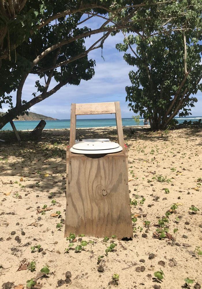 <p>Karayipler'de plajın ortasında bulunan a&ccedil;ık bir tuvalet</p>
