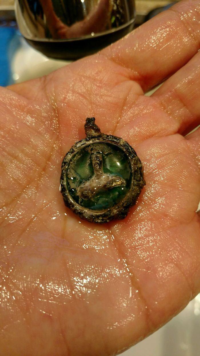 <p>Eski bir kolye</p>
