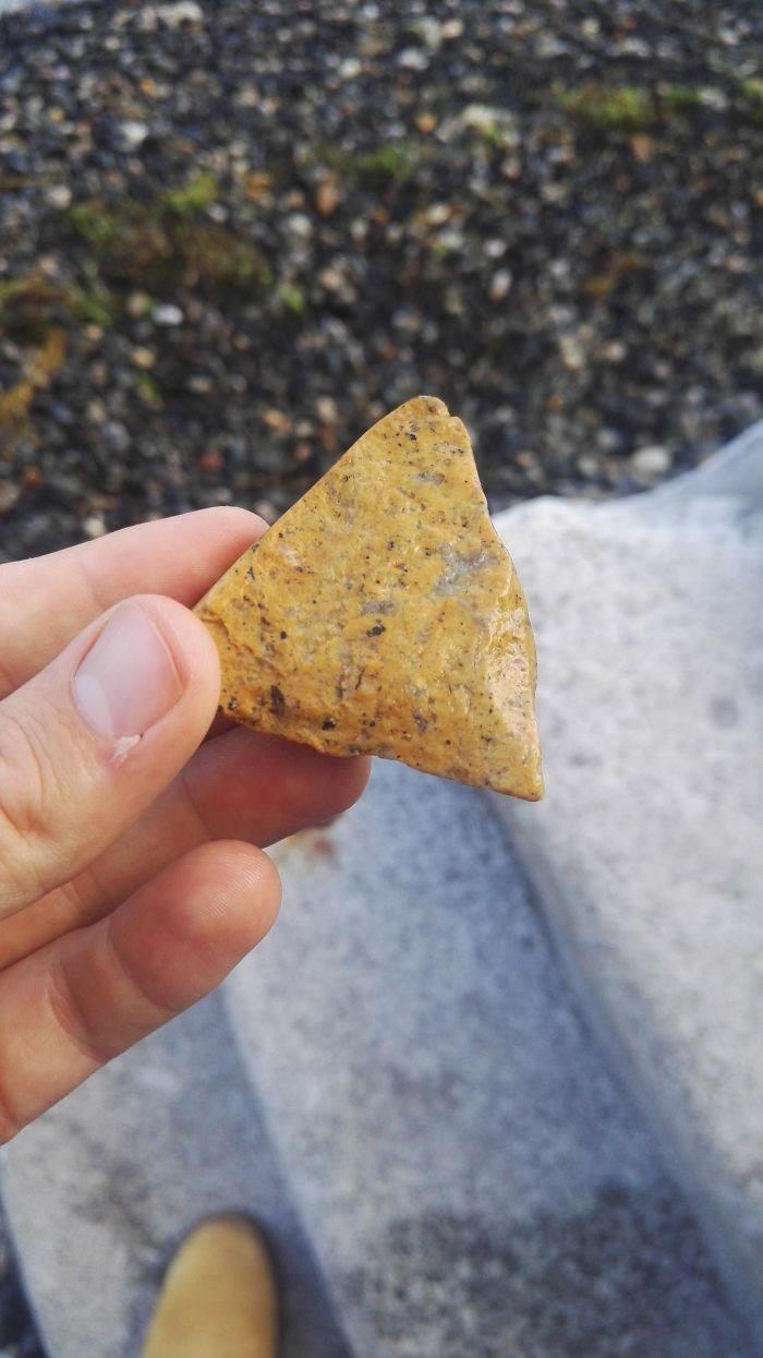 <p>Cips şeklindeki bir &ccedil;akıl taşı</p>
