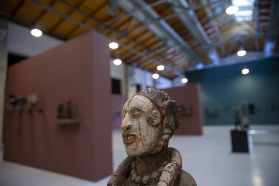 <p>Topuz'un 25 yıl boyunca, Afrika seyahatlerinden topladığı maske ve heykellerin yer aldığı "İnancın Temelindeki Sanat: B&uuml;y&uuml;l&uuml; Afrika Sergisi" bu akşam Cermodern'de izlenime sunulacak.&nbsp;</p>

<p>&nbsp;</p>
