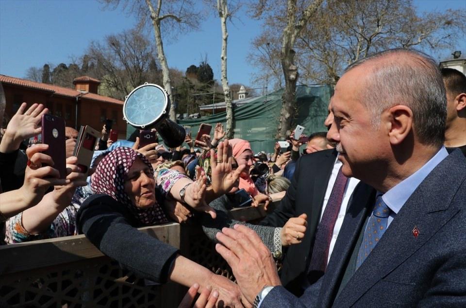 <p>Türkiye Cumhurbaşkanı Recep Tayyip Erdoğan, cuma namazını Cuma namazını Eyüp Sultan Camisi'nde kıldı. Cumhurbaşkanı Erdoğan, camiden ayrılırken kendisine sevgi gösterisinde bulunan vatandaşları selamladı. </p>

<p> </p>
