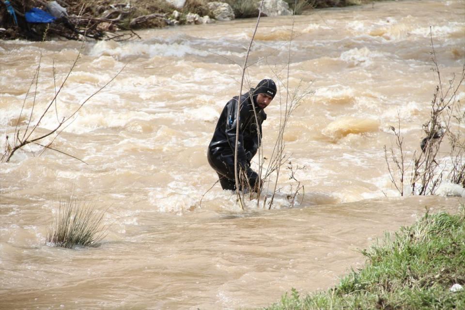 <p>Keser'in bulunması için Adıyaman Emniyet Müdürlüğüne bağlı dalgıç polisler ile AFAD, UMKE ve güvenlik güçleri de çalışmalara katılıyor.</p>