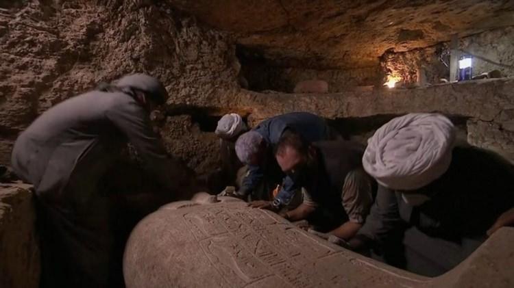 <p>Mısır'da 2 bin 500 yıllık mumya mezarı pazar günü Amerikan belgesel kanalı Discovery Channel'ın canlı yayınında açıldı. Lahitin içinden altın ve değerli eşya çıktı.</p>
