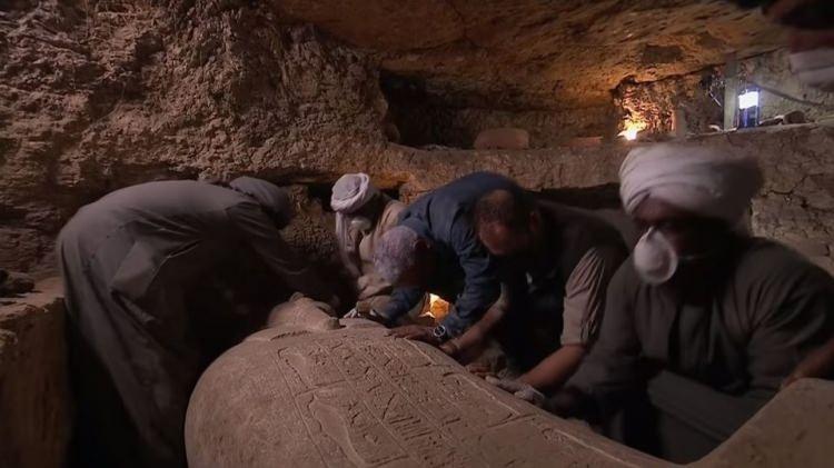 <p>Antik Mısır imparatorluğunda yüksek rahip olan bir kişiye ait mumyanın incelenmesi iki saat süren canlı yayında detaylı şekilde seyircilere gösterildi.</p>
