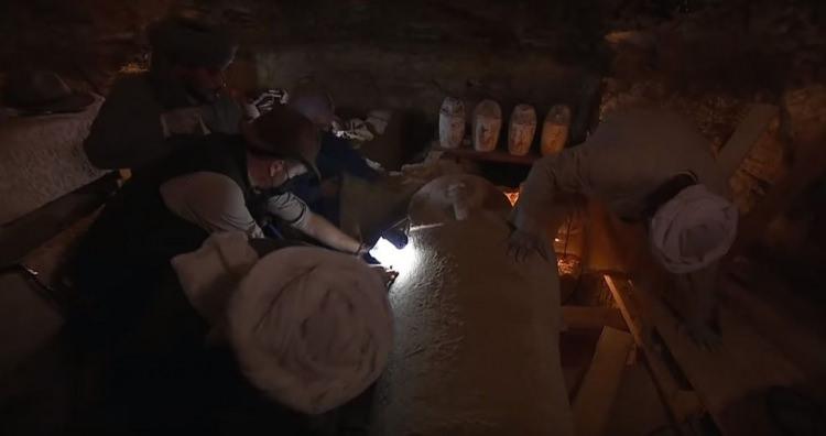<p>Nil Nehri'nin yakınlarında ve Kahire'deki Giza piramitlernin güneyinde bulunan Minya'dan yapılan canlı yayında, mumyaların soylu ve elit bir gruba ait olduğuna dair veriler elde edildi.</p>