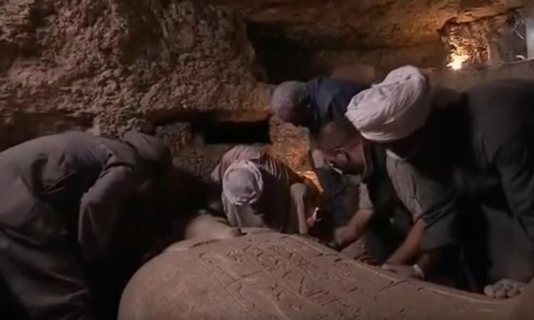 <p>Nil Nehri'nin yakınlarında ve Kahire'deki Giza piramitlernin güneyinde bulunan Minya'dan yapılan canlı yayında, mumyaların soylu ve elit bir gruba ait olduğuna dair veriler elde edildi.</p>