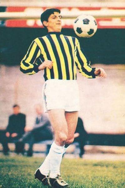 <p>Fenerbahçe Kulübü ile profesyonel futbolcu mukavelesi imzaladıktan sonra basketbolu bırakan Can Bartu, 1'i genç, 5'i A milli olmak üzere 6 kez basketbol milli takım formasını giydi.</p>
