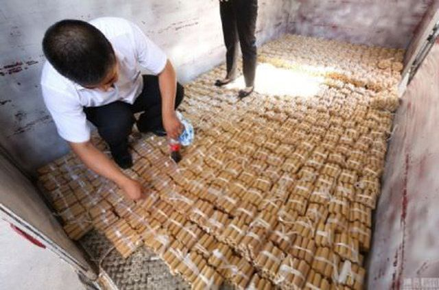 <p><strong>ARABAYI MADENİ PARALARLA SATIN ALDI!</strong></p>

<p>Çin'in Shenyang kentinde çok ilginç bir olay yaşandı. 110 bin dolarlık araba satın almak isteyen bir adam ödemenin 106 bin dolarını (660000 Yuan) madeni parayla yapmak isteyince herkes hayretler içinde kaldı...</p>
