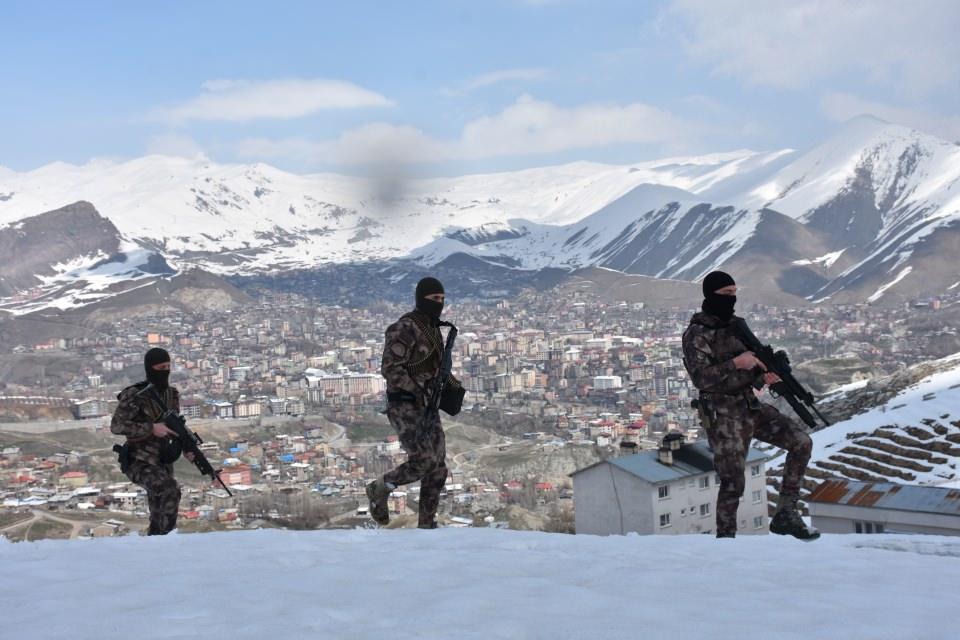 <p>Kutsal saydıkları değerler uğruna seve seve canlarını vermeye hazır olduklarını dile getiren özel harekatçı, "Hakkari polis özel harekat olarak sınır bölgesinden tüm teşkilat mensuplarımızın 174. kuruluş yıl dönümlerini tebrik ediyoruz." dedi. </p>
<p> </p>