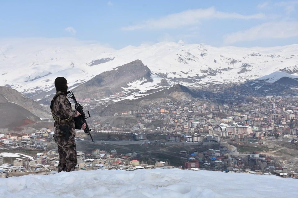 <p>Vatandaşların huzur ve güven ortamında yaşamlarını sürdürmelerini sağlayan polisler, 7 gün 24 saat elleri tetikte görev yapıyor.</p>

<p> </p>
