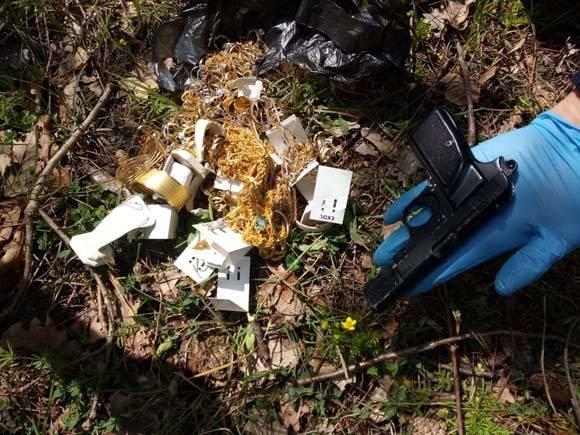 <p>Altınları ormanlık alana saklamışlar </p>
<p>Gözaltına alınan iki şüpheli altınları Cumalıkızık minibüs duraklarının üst tarafındaki ormanlık alana sakladıklarını itiraf etti. Bunun üzerine gasp büro dedektifleri tarafından yapılan aramada silah ve altınlar belirtilen alanda bulundu.</p>