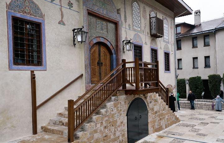 <p>Ertem, bugüne kadar Bosna Hersek'teki dört eseri tamamlayıp açılışını gerçekleştirdiklerini anımsatarak,"Bir hamam, bir yurt ve bir iş hanının açılışını yaptık. İlk defa bir caminin de restorasyon sonrası açılışını gerçekleştiriyoruz. Hiçbir ayrım gözetmeden, yeter ki vakıf yoluyla vücut bulsun, biz bu eserlere mutlaka katkı sağlayacağız" diye konuştu.</p>

<p> </p>
