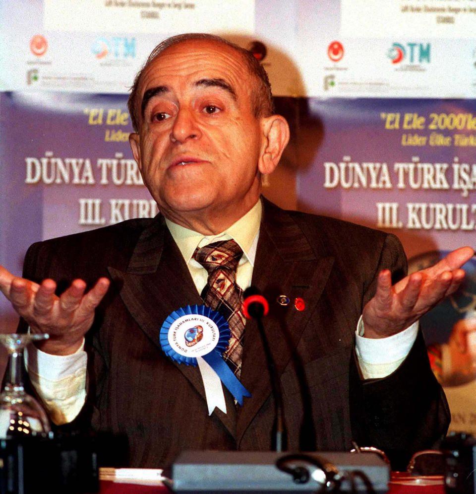 <p>Sakıp Sabancı, 10 Nisan 2004'te 71 yaşındayken hayata gözlerini yumdu ve düzenlenen devlet töreninin ardından yaklaşık 100 bin kişinin katıldığı cenaze töreniyle Zincirlikuyu Mezarlığı’nda toprağa verildi. Sabancı, vefat ettiğinde, Amerikan iş dergisi Forbes'un milyarderler listesinde 147'inci sırada yer aldı. </p>
<p> </p>