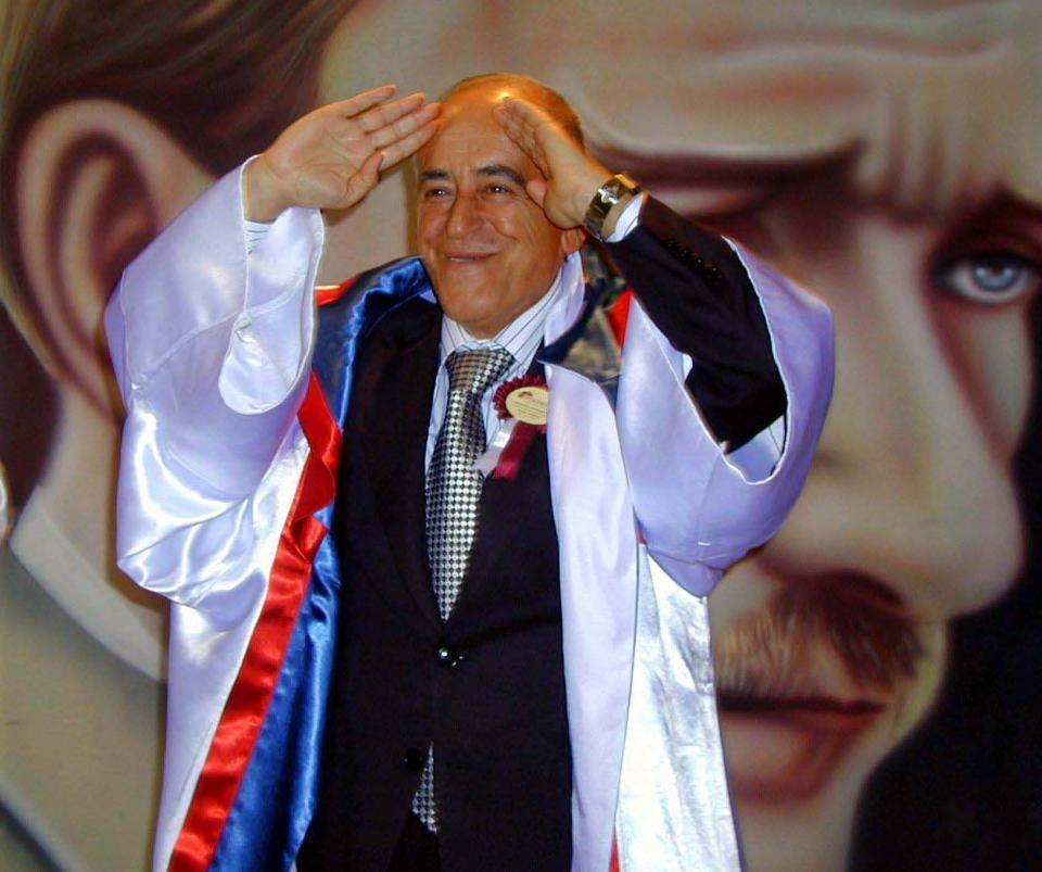 <p><strong>Sakıp Ağa", çeşitli törenlerle anılacak</strong></p>

<p>Renkli ve enerjik kişiliğiyle de tanınan ve halkın, sevgisini "Sakıp Ağa" diyerek gösterdiği Sakıp Sabancı için yarın saat 11.00'de Zincirlikuyu Mezarlığı'nda ailesi, Sabancı Holding çalışanları ve sevenlerinin katılımıyla bir tören düzenlenecek.</p>
