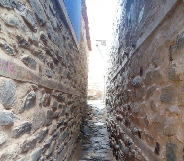 <p>Bursa’nın Yıldırım ilçesine bağlı tarihi Cumalıkızık köyünde bulunan dünyanın en dar sokaklarından biri olan "Cin aralığı" sokak yolu düşenleri şaşırtıyor.</p>
