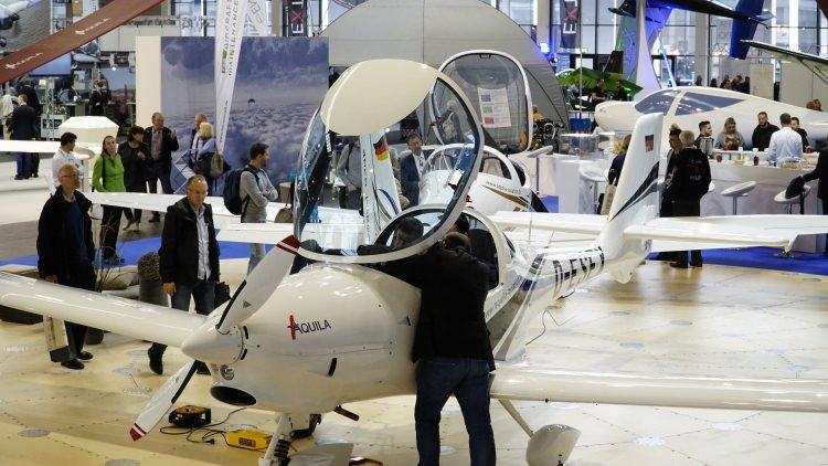 <p>Gökçen, şöyle konuştu:</p>
<p>"İngiliz Hava Kuvvetleri, pilot eğitimleri için 4 Türk Kartalı uçağını kullanıyor. Onlarla tekrar görüştük ve 10 Türk Kartalı'na kadar çıkmak istediklerini söylediler. Fuar sonrası görüşmelerimizi derinleştireceğiz. Uçaklarımız, pilot eğitimleri için kullanılıyor. Gelenlerin çoğu da pilot yetiştiren havacılık okulları. Eğitim konusunda tabii ki biz Türk Kartalı'nın en iyisi olduğunu söylüyoruz.</p>