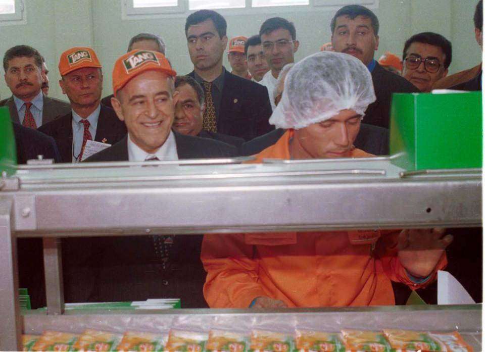 <p>Ardından sırasıyla Bossa Un Fabrikası'nda veznedarlık, Çiftlik Müdürlüğü ve Bossa Tekstil İşletmesi Müdürlüğü yaptı. 1957’de Bossa Tekstil Fabrikası’nda Genel Müdür Yardımcılığı’nı üstlenen Sakıp Sabancı, aynı yıl teyzesinin kızı Türkan Civelek ile evlendi. Çiftin, 1964 yılında Dilek, 1970 yılında Metin ve 1973'te Sevil olmak üzere üç çocuğu dünyaya geldi. </p>
<p> </p>