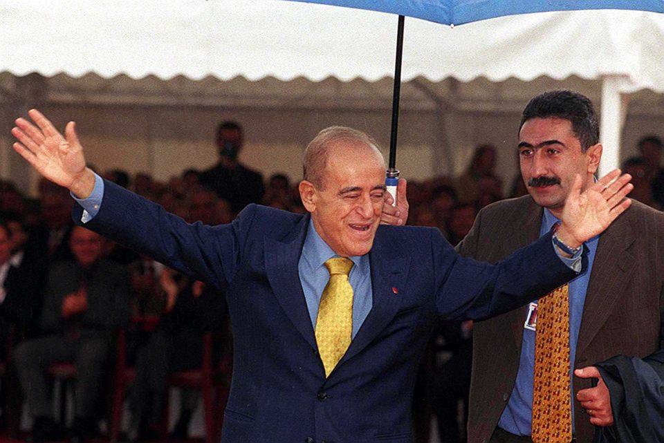 <p><strong>Sabancı, 71 yaşındayken hayata gözlerini yumdu</strong></p>
<p> Türkiye genelinde birçok caddeye "Sakıp Sabancı" adı verildi. Sakıp Sabancı Türkiye'de Artvin, Erzurum, Kırıkkale illeri ve Torbalı beldesi ile ABD'de New Hampshire, Houston ve Beverly Hills kentlerinin "Fahri Hemşehrisi" seçildi.</p>