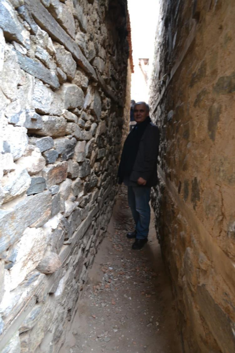 <p>Gelmişken Cumalıkızık köyünü de ziyaret etmek istedik. İstiklal harbinde Cumalıkızık köyünü basan Yunan askerleri, köylüleri camiye toplar ve camiyi yakmaya karar verirler. Bir fırsatını bulup kaçan köylüler bu çıkmaz sokağa gelmiş.</p>